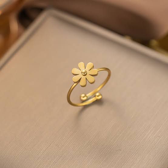 Golden Flower Ring (Adjustable)